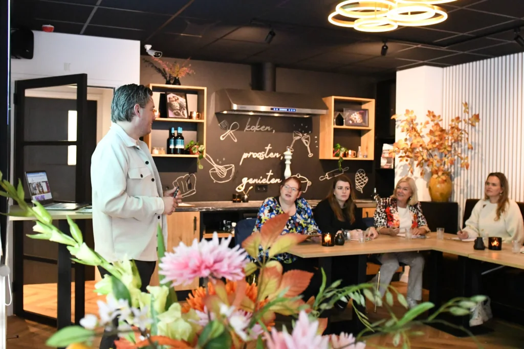 Presentatie aan een vergadergroep in zaal Zout bij De Weijenborg in Delden